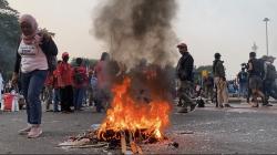Demo Buruh, Massa Masih Bertahan di Patung Kuda Jakpus hingga Sempat Bakar Ban