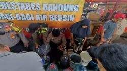 Warga Tamansari Terdampak Kekeringan, Polrestabes Bandung Bantu 10.000 Liter Air Bersih<