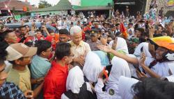 Ganjar Tinjau Pembangunan Puskesmas di Cilacap: Jaga Integritas, Tolong Jangan Dikorupsi!