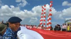 HUT Kemerdekaan RI, Forkopimda Kalsel Bentangkan Bendera Merah Putih Raksasa di Pantai Batakan<