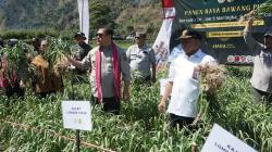 Itjen Kementan Jan Maringka Hadiri Panen Raya Bawang Putih di Sembalun Lombok Timur<