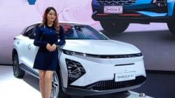 Jalan-Jalan ke GIIAS, Natasha Wilona Kepincut Mobil Listrik
