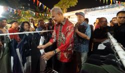  Hadiri Puncak Hari UMKM 2023, Ganjar Pranowo Borong Produk Lokal Sepatu hingga Karpet