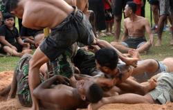  Serunya Prajurit Banteng Raiders Beradu Cepat Panjat Pinang, Hadiahnya Mentok hingga TV