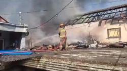 Kebakaran Rumah di Sukajadi Bandung, Api Berkobar dan Asap Berputar Mengerikan<