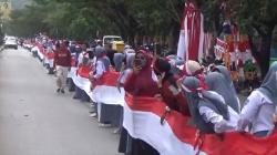 18.000 Pelajar se-Sultra Bentangkan Bendera Merah Putih Sepanjang 17 Km di Kendari