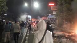 Bayi 8 Bulan di Dago Elos Terkena Gas Air Mata saat Massa Bentrok dengan Polisi<