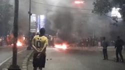 Detik-Detik Bentrok di Dago Elos Bandung versi Warga, Pukul 22.50 WIB Ada Tembakan Gas Air Mata<