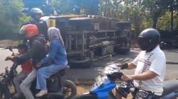 Kecelakaan di Majalengka, Truk Boks Oleng lalu Terguling usai Hindari Pemotor