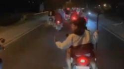 Viral Video Sekelompok Pemuda Konvoi Motor Bawa Senjata Tajam di Lampung