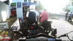 Viral Pengendara Motor Geram saat Emak-emak Serobot Antrean di SPBU Banjarnegara<