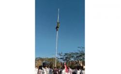 Viral Aksi Babinsa di Sumbawa, Panjat Tiang Sambung Tali Bendera yang Putus <