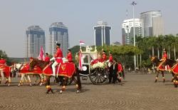 Penampakan Kirab Budaya Bergerak Menuju Istana, Ada Marching Band hingga Kereta Kencana