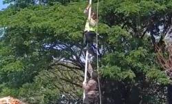 Viral Aksi Heroik Polisi di Boyolali Panjat Tiang Bendera Selamatkan Tali yang Terlepas