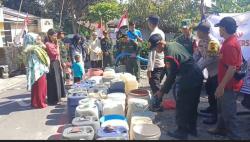  Dampak Kemarau Panjang. Ratusan Warga Lereng Gunung Slamet Berebut Bantuan Air Bersih