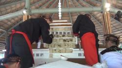 2.023 Potong Ketan Bakar Khas Lembang Jadi Miniatur Gedung Sate Pecahkan Rekor MURI