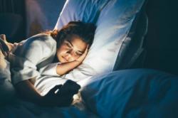 Jangan Ngecas iPhone saat Tidur, Ini Bahayanya