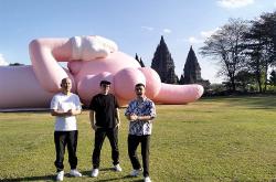 Wow, Ada Artproject KAWS Rebahan Raksasa di Candi Prambanan<