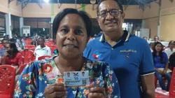Senang Dapat KTA Berasuransi Partai Perindo, Warga Flores Timur Siap Dukung Karolus