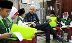 7 Siswa MI Gunungpring Wawancarai Ganjar, Tanya Pelajaran Favorit hingga Tokoh Idola