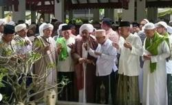 Habib Umar bin Hafidz Ziarah ke Makam Pendiri NU KH Hasyim Asy’ari di Tebuireng