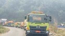 Api Masih Berkobar di TPAS Sarimukti KBB, Armada Sampah Antre Berjam-jam