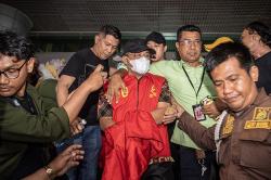 Tampang Ketua Harian KONI Sumsel Tutupi Tangan Diborgol dengan Rompi Tahanan Kejaksaan