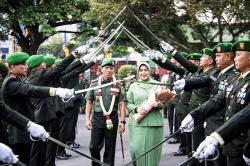 Tradisi Pedang Pora Sambut Mayjen Yanuar Adil Pimpin Kodam II - Sriwijaya
