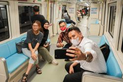Antusiasme Masyarakat Naik LRT Jabodebek 