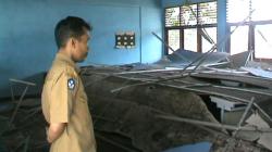 Plafon Ruang Kelas SMPN 3 Bati-bati Ambruk Timpa 2 Siswa, Korban Dilarikan ke Rumah Sakit