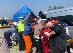 Kecelakaan Mobil Hiace Tabrak Truk di Tol Pandaan-Malang, 2 Tewas 6 Luka-Luka