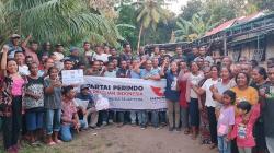 Bacaleg Partai Perindo Karolus Karni Lando Bagikan 300 KTA Berasuransi di Sikka NTT