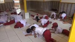 Ruang Kelas Rusak Berat, Murid SDN Sukatani Subang Terpaksa Belajar di Musala