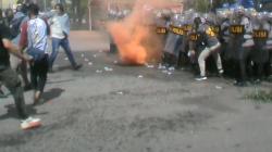 Bentrok Massa vs Polisi Pecah di Depan Stadion Pertasi Kencana Tanah Laut, Ini Faktanya<