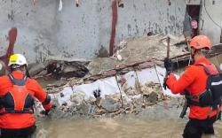 Rumah Ambruk di Kampung Beting Pontianak, 3 Orang Selamat 1 Hilang<