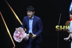Senyum Shin Tae-yong Raih Penghargaan Pelatih Terfavorit Indonesia Awards 2023