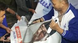 Kader DPC Partai Demokrat Cianjur Robek dan Bakar Baliho Bergambar Anies Baswedan 
