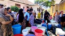 Kekeringan di Cirebon, Emak-emak Rela Berdesakan demi Air Bersih<