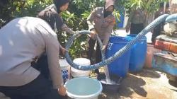 Hut ke-75 Polwan, Polisi Wanita di Majalengka Bagikan 10.000 Liter Air Bersih<