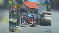 Viral Pria ODGJ Serang Polisi Pakai Parang di Manado, Kapolsek Lepas Tembakan Peringatan
