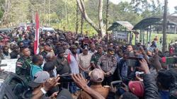 Tak Terima Kepala Kampung Diganti, Warga Palang Jalan Trans Wamena-Tolikara<