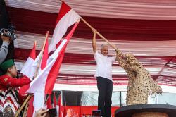 Ganjar Kibarkan Bendera Merah Putih Deklarasi Pemilu Damai