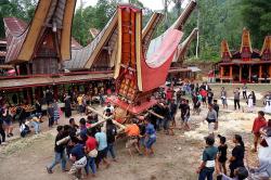 Prosesi Pemakaman Adat Toraja, Jenazah Diarak Menuju Liang Kubur