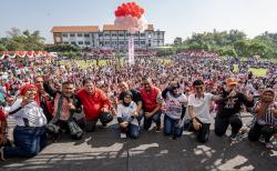 10.000 Pendukung Ganjar Pranowo Meriahkan Festival Merah Putih di Lapangan Jeruk Surabaya