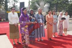 Intip 5 Potret Cantik Iriana Jokowi saat Hadiri Acara Spouse Program di TMII, Anggun Pakai Kebaya Encim