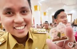Kocak, Gibran Beri Hadiah Gantungan Kunci Bergambar Upin Ipin ke Bupati Kendal<