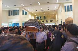 Diiringi Karawitan, Pemakaman Rektor ISI Yogyakarta Timbul Raharjo Dilepas Ratusan Mahasiswa