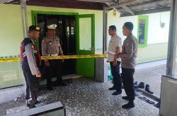 Terekam CCTV, Pria Bersarung Bobol Kotak Infak di Masjid Al Musthofa Kulonprogo
