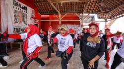 Relawan Ganjar Ajak Emak-Emak di Indramayu Cegah Osteoporosis lewat Senam Sehat