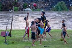 Ngeri, Anak-Anak Main Bola di Pinggir Sungai Palu Habitat Buaya Liar